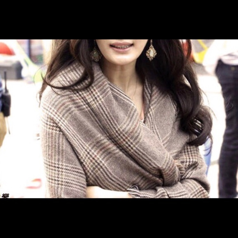 Grey plaid scarf shawl wrap ( New)